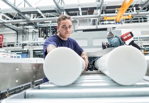 Nhân viên vận hành máy kỹ thuật kim loại và vật liệu nhân tạo